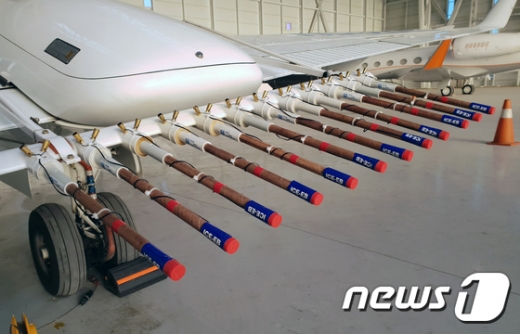 24일 오후 서울 강서구 김포공항 국제선 격납고에 계류돼 있는 기상항공기에 인공강우 물질인 요오드화은 연소탄이 장착돼 있다./사진=뉴스1