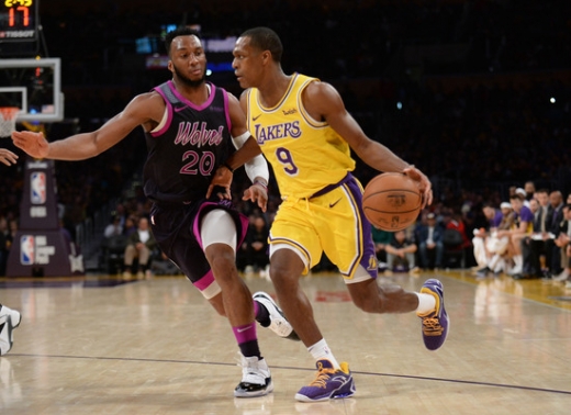 25일(한국시간) 미국 캘리포니아주 로스앤젤레스에서 열린 2018-2019시즌 미국프로농구(NBA) 정규리그 미네소타 팀버울브스 전에서 복귀전을 치른 LA 레이커스의 가드 라존 론도(오른쪽). /사진=로이터