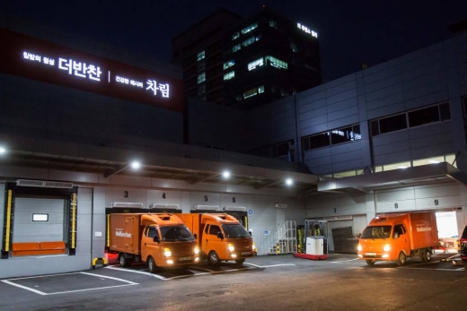 동원홈푸드 HMR 전문 온라인몰 '더반찬'의 서울 가산동 신공장 DSCK센터 새벽배송 모습./사진제공=동원그룹 @머니S MNB, 식품 외식 유통 · 프랜차이즈 가맹 & 유망 창업 아이템의 모든 것
