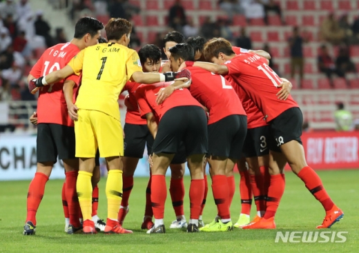 지난 22일 오후(현지시간) 아랍에미리트 두바이 막툼 빈 라시드 경기장에서 열린 2019 AFC 아시안컵 16강전 한국과 바레인의 경기, 한국 축구대표팀이 연장경기전 승리를 다짐하고 있다. /사진=뉴시스