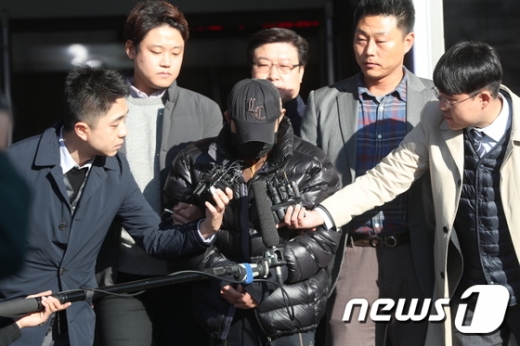 이혼한 아내를 아파트 주차장에서 흉기로 찔러 살해한 혐의로 구속된 김모씨가 서울 양천경찰서에서 서울남부지검으로 송치되고 있다. 김씨는 지난해 10월22일 등촌동의 한 아파트 주차장에서 전 부인 이모씨를 미리 준비한 흉기로 찔러 살해한 뒤 도주한 혐의를 받고 있다./사진=뉴스1
