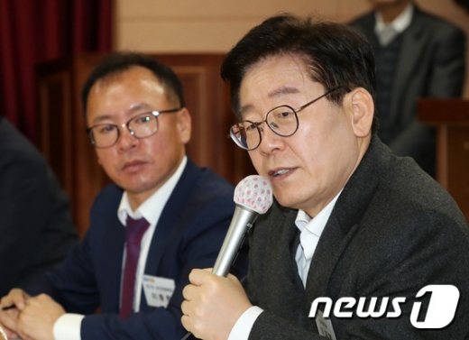 ▲ 이재명 경기도지사가 설 명절을 앞둔 25일 경기도 용인시 처인구 용인중앙시장을 방문해 상인들과 대화를 나누고 있다. / 사진=뉴스1 