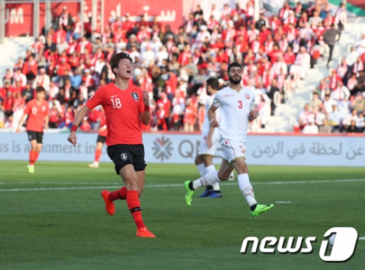 대한민국 축구 대표팀의 공격수 황의조(왼쪽). /사진=뉴스1