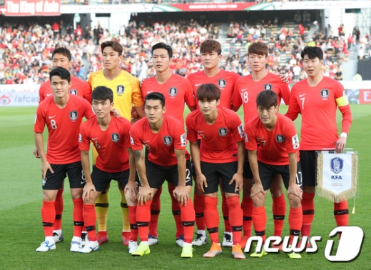 25일 오후 (한국시간) 아랍에미리트(UAE) 아부다비 자예드 스포츠 시티 스타디움에서 카타르를 상대로 2019 아시아축구연맹(AFC) 아시안컵 8강전을 치르고 있는 대한민국 축구 대표팀. /사진=뉴스1