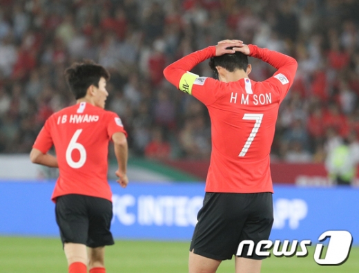 2019 아시아축구연맹(AFC) 아랍에미리트(UAE) 아시안컵에서 8강에서 무너진 한국 대표팀과 손흥민(오른쪽). /사진=뉴스1