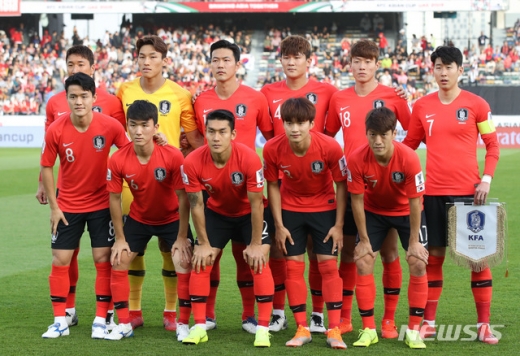 25일 오후(현지시간) 아랍에미리트 아부다비 자예드 스포츠 시티 스타디움에서 열린 AFC 아시안컵 8강전 한국과 카타르의 경기, 한국 축구대표팀 선수들이 기념촬영을 하고 있다./사진=뉴시스DB
