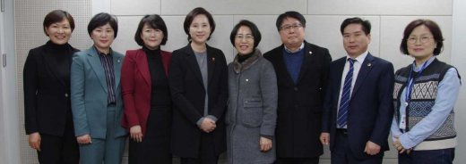 25일 유은혜 교육부총리 겸 사회부총리와의 면담은 이재정 지역위원장, 조광희·국중현 경기도의원, 정맹숙·이채명·최병일 안양시의원 등 더불어민주당 안양 동안을 소속의원 전원이 함께 했다. / 사진제공=이재정 국회의원실