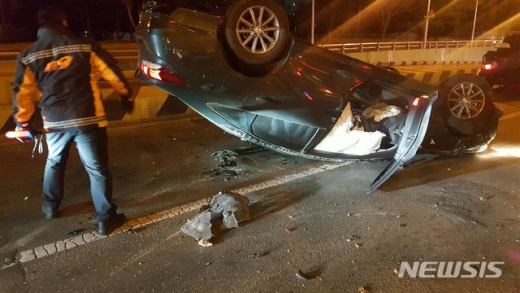 26일 오전 12시 50분께 대전시 서구 둔산동 둔산 지하차도에서 유성방향으로 주행중이던 쏘나타가 지하차도 입구 앞에 있는 충격 흡수대를 들이받고 전복됐다./사진=둔산경찰서