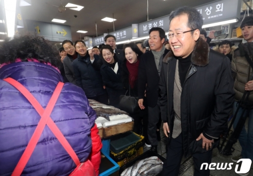 홍준표 자유한국당 전 대표가 26일 오후 부산 자갈치 시장을 찾아 시장을 둘러보고 있다./사진=뉴스1