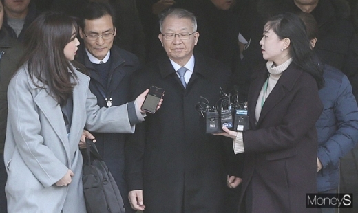'사법농단' 의혹을 받고 있는 양승태 전 대법원장이 지난 23일 서울 서초구 서울중앙지방법원에서 열린 영장실질심사를 마치고 서울구치소에서 대기하기 위해 이동하고 있다. /사진=공동취재단 