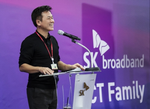 박정호 SK텔레콤 사장 겸 SK브로드밴드 사장이 지난 25일 오후 서울 중구 SK브로드밴드 본사 20층 대강의실에서 ‘행복한 소통 토크 콘서트’를 진행하고 있다. /사진=SK브로드밴드 제공