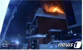 지난 26일 밤 11시13분쯤 서울 금천구의 한 다가구주택 옥상에서 화재가 발생해 43분만에 진화됐다. /사진=뉴스1(구로소방서 제공)