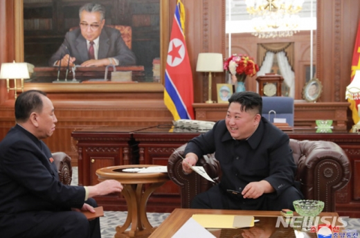 북한 국무위원장이 노동당 중앙위원회 청사에서 한 북미고위급회담대표단으로 미국에 다녀온 김영철 부위원장으로 부터 워싱턴 방문 결과에 대해 보고를 받았다며 북한 매체가 24일 보도했다. /사진=뉴시스(조선중앙통신 홈페이지)