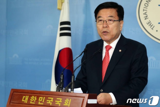 김광림 자유한국당 의원이 27일 서울 여의도 국회 정론관에서 2.27전당대회 최고위원 출마 기자회견을 하고 있다. /사진=뉴스1