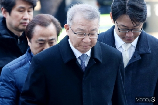 '사법농단 의혹'을 받고 있는 양승태 전 대법원장의 영장실질심사(구속 전 피의자 심문)가 23일 서울 서초구 서울중앙지방법원에서 열린 가운데 양 전 대법원장이 법정에 들어서고 있다. /사진=사진공동취재단 