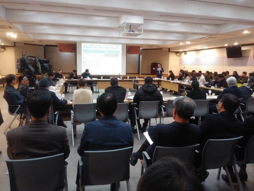 ▲ 기자회견장에서 PT발표하는 엄태준 이천시장. / 사진제공=이천시