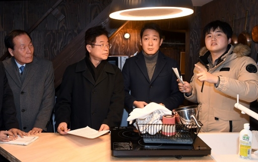 오사카 카라호리지역을 방문해 빈집활용사례를 견학하고 있는 이철우(사진 왼쪽 두 번째) 경북도지사. /사진=경상북도
