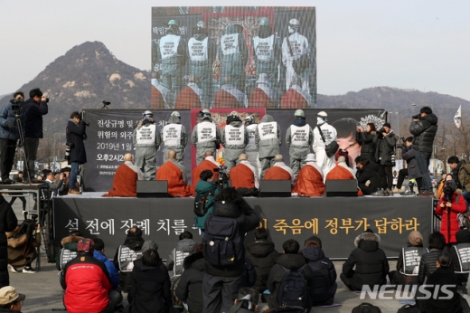 고 김용균의 직장 동료들이 27일 오후 서울 종로구광화문 광장에서 열린 6차 범국민추모제에 참석해 49재를 치르고 있다. /사진=뉴시스
