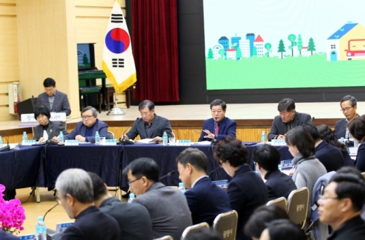 지난 25일 박승원(가운데) 광명시장은 시청 대회의실에서 담당 공무원들이 참석한 가운데 시민에게 꼭 필요한 것을 중심으로 결정한 119개 사항에 대해 추진상황을 점검했다. / 사진제공=광명시