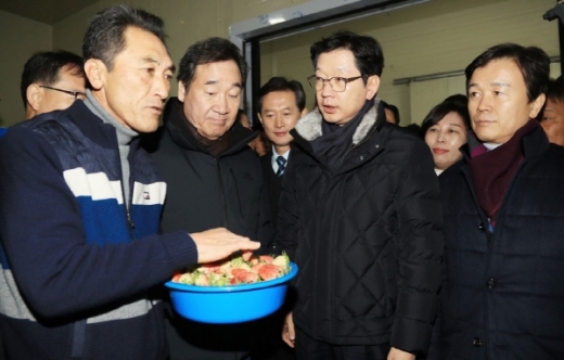 이낙연 국무총리가 김경수 경남도지사와 함께 지난 26일 경남지역 딸기 수출단지를 방문했다. /사진=경남도