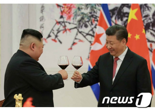 김정은 북한 국무위원장과 시진핑 중국 국가주석이 지난 9일 오전 중국 베이징의 호텔 북경반점에서 오찬 전 와인으로 건배를 하고 있는 모습./사진=뉴스1(노동신문)