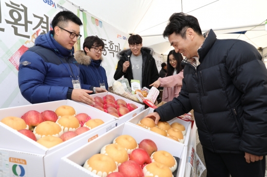 지난해 설 경북 구미 삼성전자 스마트시티에서 열린 직거래장터 / 사진=삼성전자