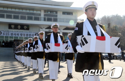 지난달 12일 오전 서울 동작구 국립서울현충원에서 '2018년 6·25 전사자 합동봉안식'이 열리고 있다. 올해 봉안되는 365위의 국군전사자 유해에는 국내 전후방 각지에서 발굴된 288위를 비롯해 비무장지대(DMZ) 내 화살머리고지 일대에서 발견된 유해 12위 등이 포함됐다./사진=뉴스1