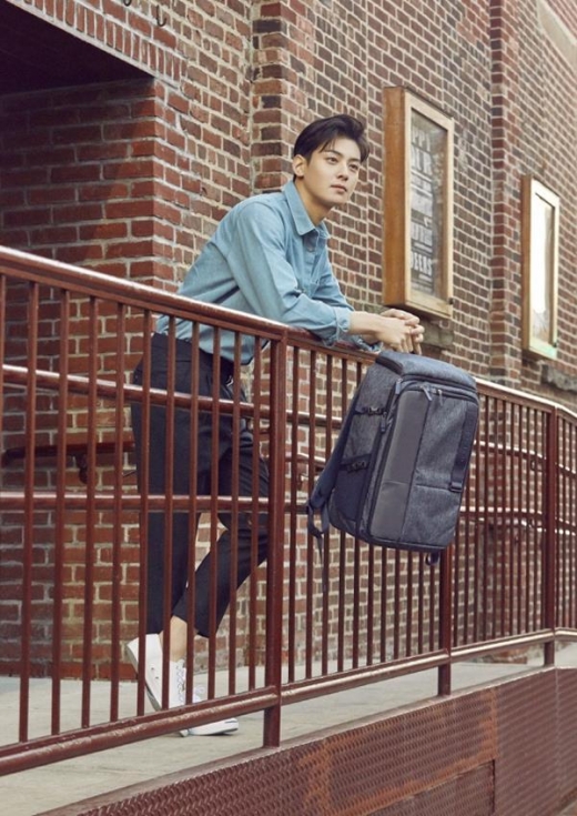 차은우, 뉴욕서 '얼천' 대학선배 분위기