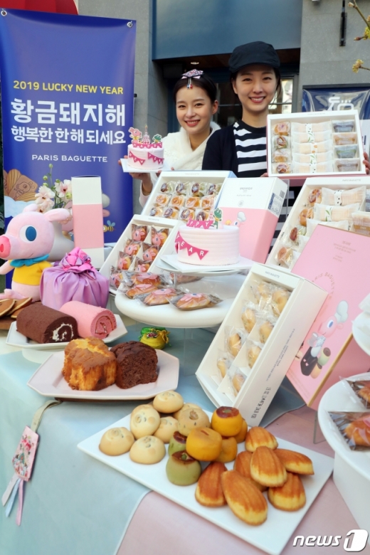28일 파리바게뜨는 서울 종로구 카페대학로점에서 설 명절을 앞두고 ‘굴리굴리 프렌즈’와 협업한 제품들을 선보였다./사진=뉴스1DB @머니S MNB, 식품 외식 유통 · 프랜차이즈 가맹 & 유망 창업 아이템의 모든 것
