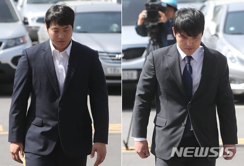 성폭행 의혹을 받고 있는 넥센 히어로즈 조상우(왼쪽), 박동원이 28일 오전 인천 남동경찰서로 출석하고 있다. 이들은 지난 23일 인천 시내 모 호텔에서 술에 취한 여성을 성폭행한 혐의를 받고 있다./사진=뉴시스