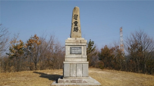 오는 30일(수) 오후 4시 설을 앞두고 무연고자 위령제가 열리는 금정구 부산영락공원 제8묘원 인근의 위령탑. /사진제공=부산시설공단