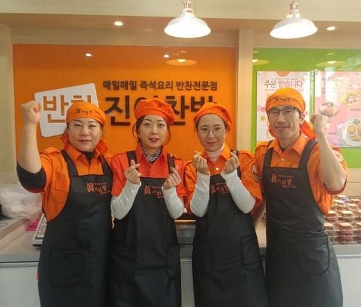/ 권범진 점주 (제일우측) @머니S MNB, 식품 외식 유통 · 프랜차이즈 가맹 & 유망 창업 아이템의 모든 것