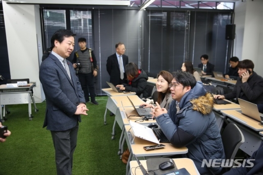 홍종학 장관이 28일 서울 역삼동 팁스타운에서 오픈이노베이션 네트워크에 대해 설명하고 있다./사진=중소벤처기업부 @머니S MNB, 식품 외식 유통 · 프랜차이즈 가맹 & 유망 창업 아이템의 모든 것