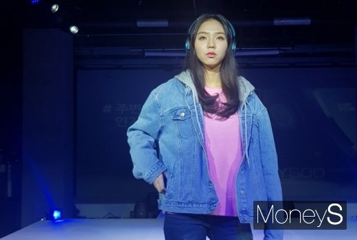 AKG Y500BT를 착용한 모델이 론칭쇼를 진행하고 있다. /사진=채성오 기자