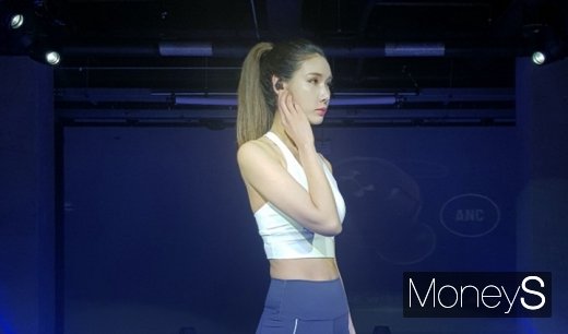 JBL UA 플래시를 착용한 모델이 론칭쇼를 진행하는 모습. /사진=채성오 기자