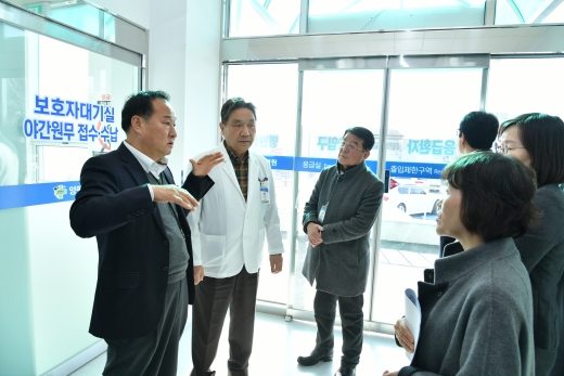 28일 정동균 양평군수(사진 맨 왼쪽)가 관내 유일한 지역응급의료기관인 양평병원을 방문해 응급실을 둘러보고 응급의료종사자들을 격려했다. / 사진제공=양평군청