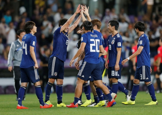 28일 오후(한국시간) 아랍에미리트(UAE) 알아인 하자 빈 자예드 스타디움에서 열린 이란과의 2019 UAE 아시안컵 준결승전에 승리가 확정된 후 기쁨을 나누고 있는 일본 축구 대표팀. /사진=로이터