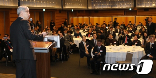 김현철 신남방정책특위 위원장이 지난 28일 오전 서울 중구 남대문로 대한상공회의소 국제회의장에서 열린 대한상의 CEO 조찬간담회에서 2019년도 신남방정책특위 주요 추진정책을 주제로 기조연설을 하고 있다./사진=뉴스1