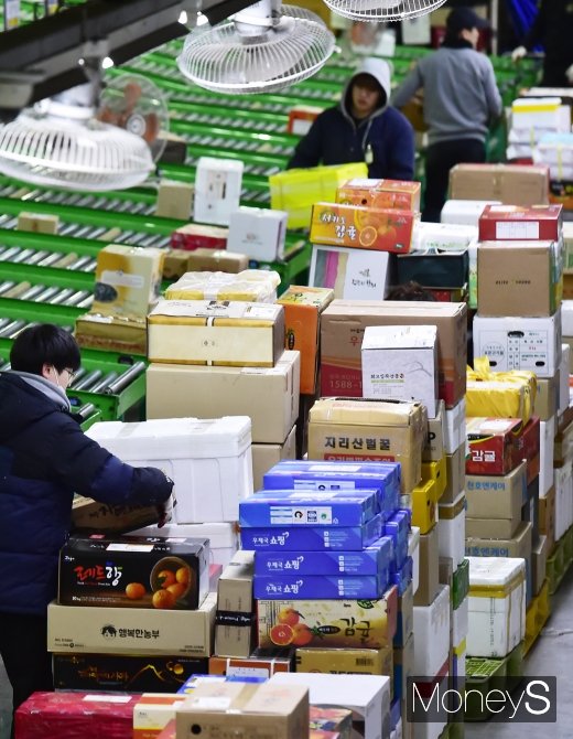 [머니S포토] 설 명절로 분주한 물류센터, 오늘도 바쁜 하루