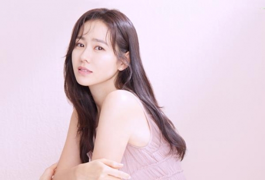 손예진, '마녀공장' 첫 뮤즈로 발탁
