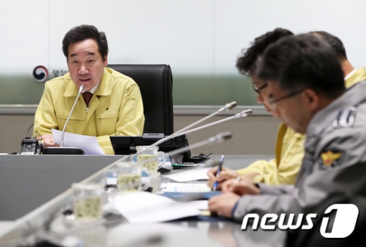 경기 안성의 젖소 농가에서 올해 첫 구제역이 발생해 방역 당국에 비상이 걸린 가운데 29일 오전 서울 종로구 세종대로 정부서울청사에서 열린 구제역 상황점검 및 대책 회의에서 이낙연 국무총리가 모두발언을 하고 있다. /사진=뉴스1