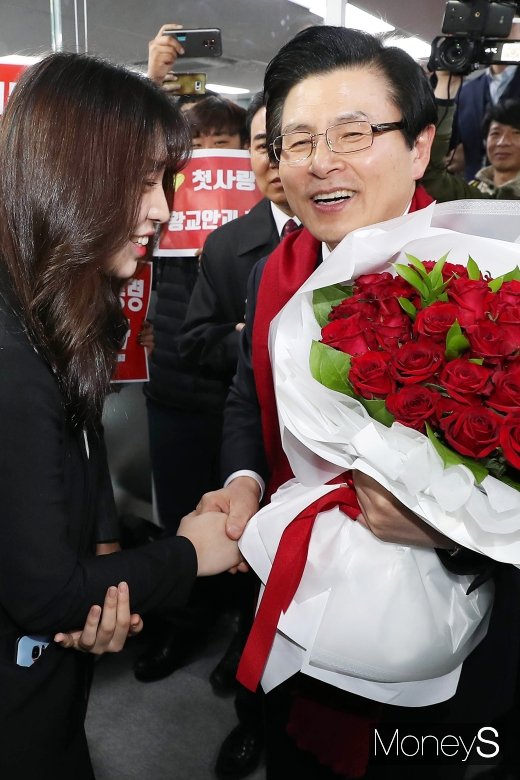 [머니S포토] 꽃다발 전달받은 황교안
