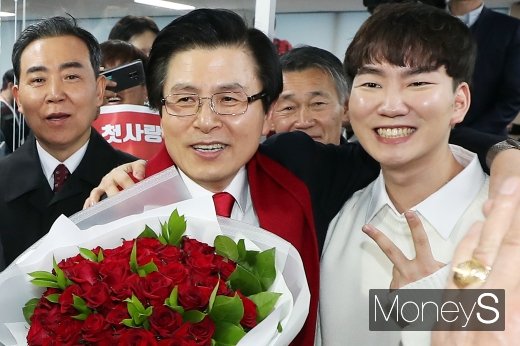 [머니S포토] 당권도전 황교안, 지지자와 함께 기념촬영