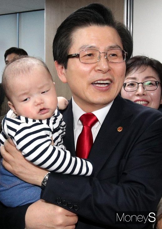 [머니S포토] 아이 안은 황교안