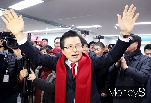 [머니S포토] 당권도전 황교안, 두손 번쩍