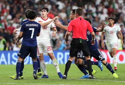 지난 28일 오후(현지시간) 아랍에미리트(UAE) 알아인 하자 빈 자예드 스타디움에서 열린 일본과의 2019 아시아축구연맹(AFC) 아랍에미리트(UAE) 아시안컵 준결승에서 좋지 못한 행동을 보인 이란의 공격수 사르다르 아즈문(왼쪽 2번째). /사진=로이터