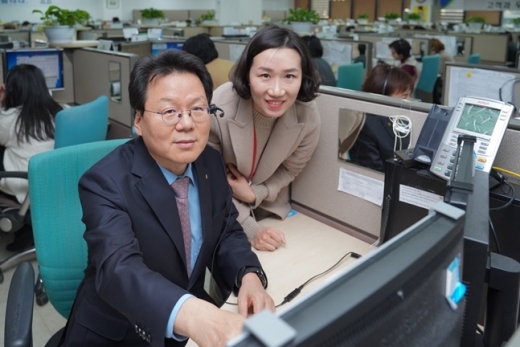 지난 28일 NH농협은행 고객행복센터(서울시 용산구 소재)를 방문한 김광수 NH농협금융지주 회장(왼쪽)이 직접 고객 전화 상담을 하고 있다./사진=NH농협금융
