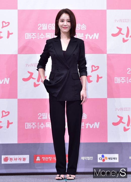 [머니S포토] 손성윤, 시크한 '매력 검사'