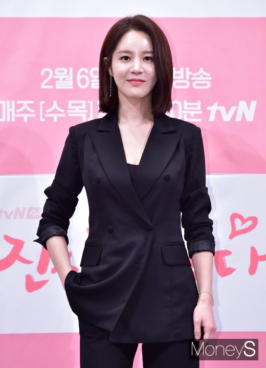 [머니S포토] 손성윤 '러블리한 똑단발'