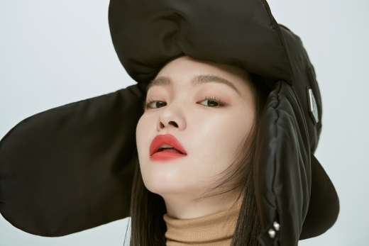 [★뷰티] 아카리, 도도한 느낌 가득한 화보 공개